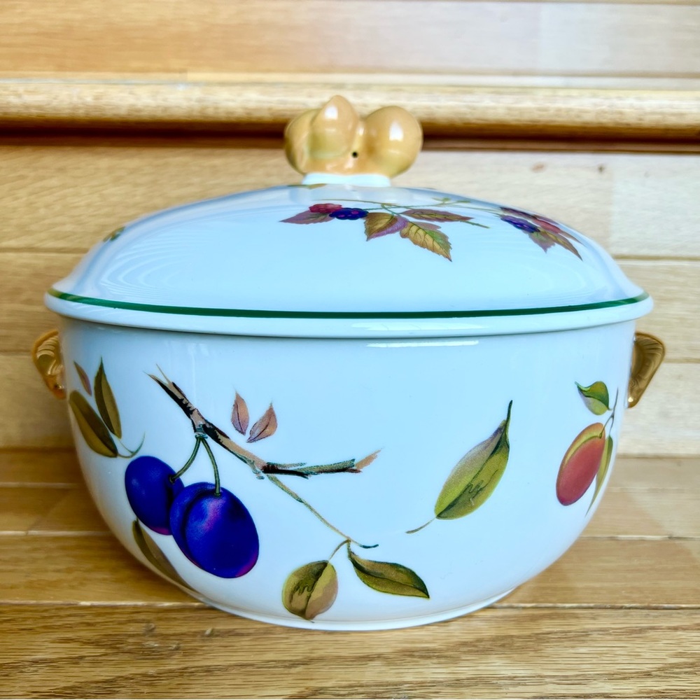 Like New 3QT ROYAL WORCESTER EVESHAM Casserole with Pears Lid Fine Porcelain